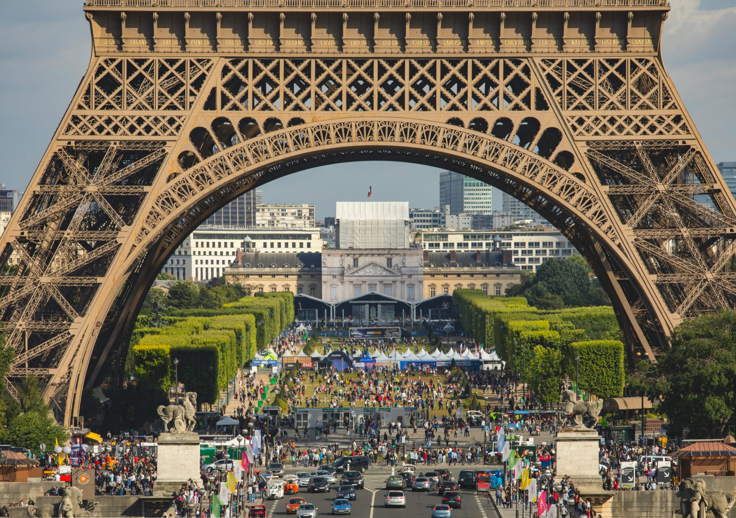 The Paris Marathon under the Tour Eiffel
