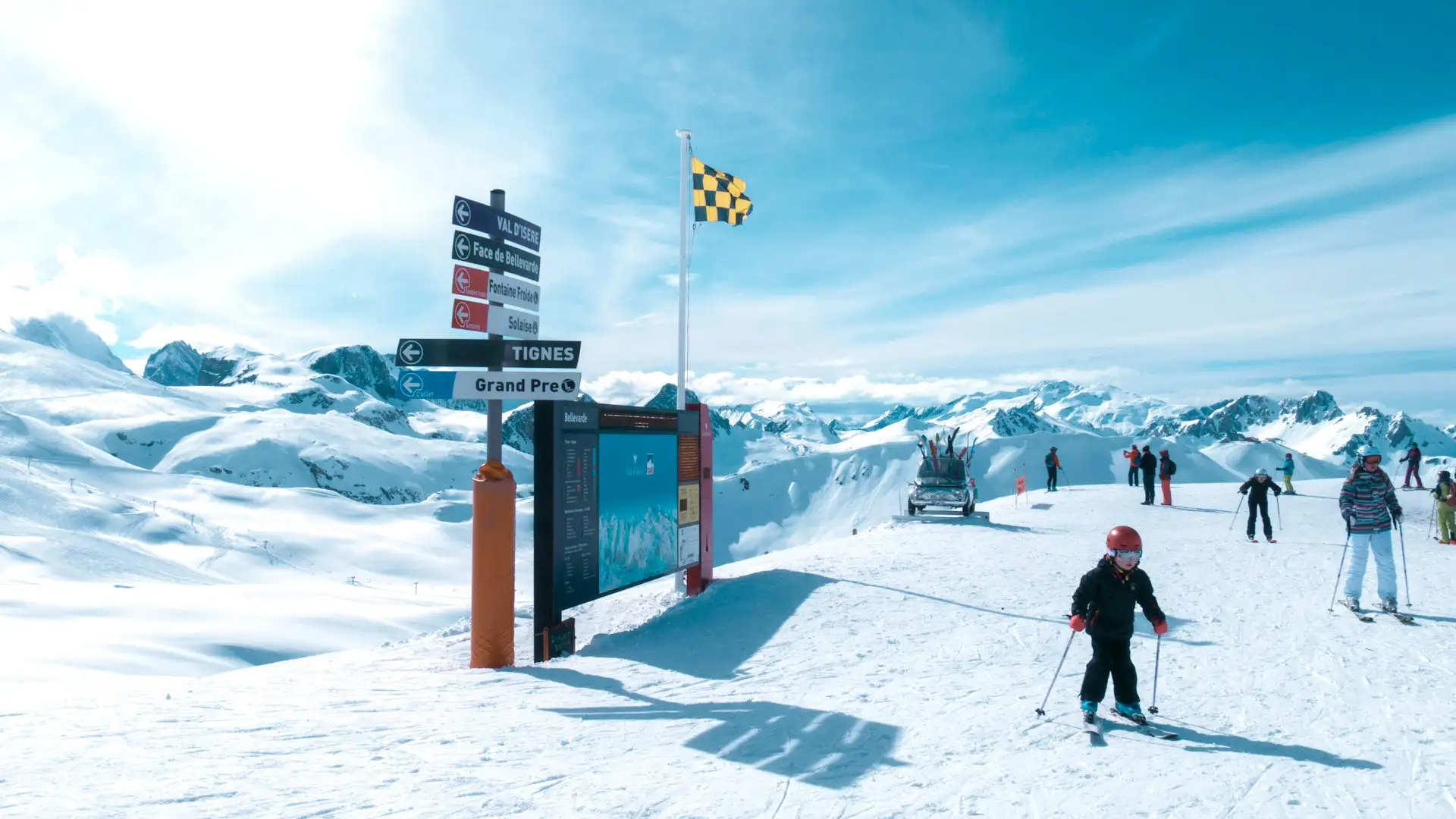 Snow-covered panorama of the Val-d'Isère / Tignes ski area (Espace Killy), featuring directional signs that point toward, among other places, Val d'Isère and Tignes - Grand Pré.